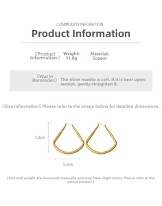 Détail de grandes boucles d'oreilles en cuivre doré avec texture brossée et 5,3 cm