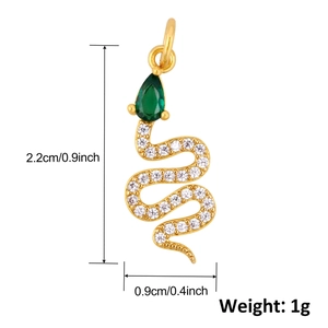 Pendentif serpent plaqué or 14K avec pierre précieuse verte et pavé de zircons