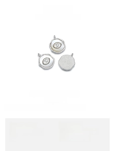 Détail d'un pendentif œil en cuivre plaqué or 18K avec incrustation de coquillage naturel