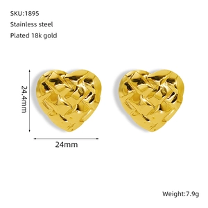 Vue macro des boucles d'oreilles cœur plaquées or 18K avec texture tissée et dimensions