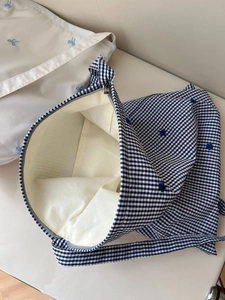 Détail du sac cabas en toile vichy bleu avec broderie d'étoiles et fermeture éclair