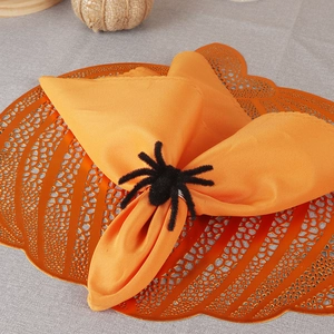 Anello portatovagliolo ragno nero Halloween con panno arancione su set zucca