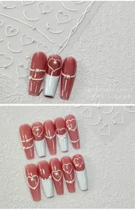 Détail des stickers à ongles 5D perle blanche en forme de cœur sur ongles longs rose