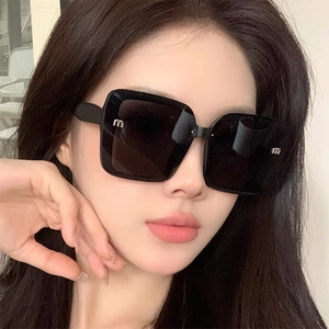 Oversized Square Sunglasses UV400 Protection PC Frame Fashion Retro Sun Glasses Women Metal Letter Decor Gradient Lens