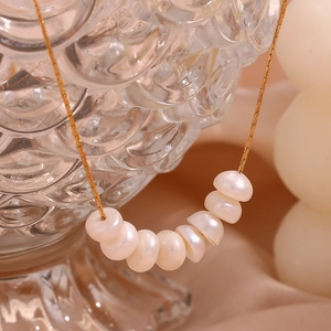 Collar chapado en oro de 18K con 8 perlas naturales de agua dulce en cadena fina dorada