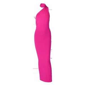 Detailansicht der figurbetonten Passform und Raffung am rosenroten Maxikleid
