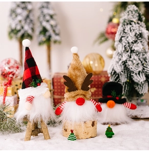 Vue détaillée de trois gnomes de Noël festifs avec chapeaux à carreaux et détails lumineux