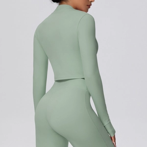 Rückansicht von hellgrünem Langarm-Crop-Top und High-Waist-Yoga-Leggings