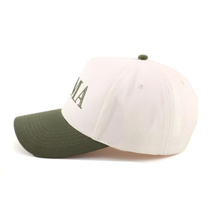 Dettaglio del cappellino bicolore con visiera verde oliva e ricamo MAMA di qualità