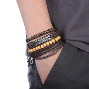 Détail du lot de bracelets homme en cuir multicouche avec perles bois et plaque Believe