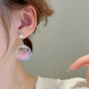 Iridescent shell-shaped acrylic earrings with faux pearls and silver pins for women