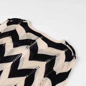 Detail des V-förmigen Chevron-Strickmusters und der Hohlstruktur eines Kleides