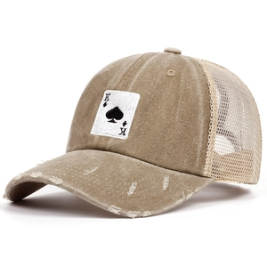 Detail der Vintage Trucker Cap in Khaki mit Pik-König-Patch und Mesh-Einsatz
