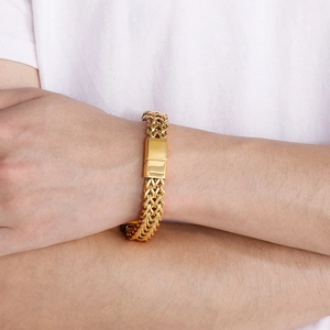 Detailed view of a gold-plated stainless steel chain bracelet with a sleek rectangular bar