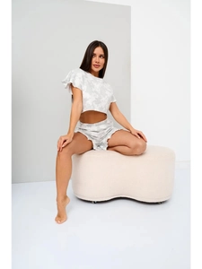 Dettaglio del set loungewear tie-dye grigio e bianco con tessuto morbido e bordo ondulato