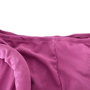 Makroaufnahme violetter Rippstrick-Leggings mit hochelastischem Stoff und Doppelnaht-Detail