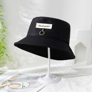 Cappello alla pescatora in tela nera con patch bianca e dettaglio anello metallico