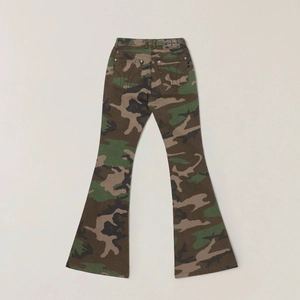 Detail der Camouflage-Schlaghose mit klassischem Kreuz-Patch und hohem Bund-Design