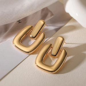 Chic interlocking U-shaped gold plated geometric earrings with a polished metallic finish