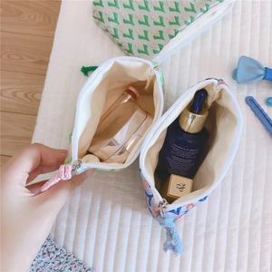 Vue détaillée des sacs de rangement en toile jacquard avec broderies et tirettes en corde