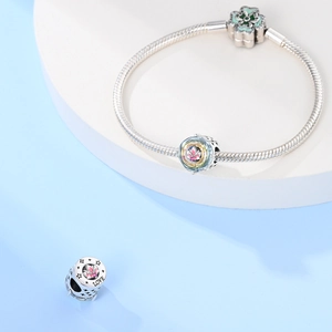 Vista macro del bracciale a catena serpente d'argento con chiusura a quadrifoglio e incisione