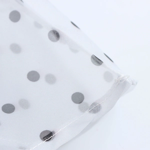 Trägerloses Polka-Dot-Kleid mit Blumenakzenten, weißem Stoff und feinen Nähten