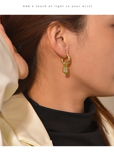 Dettaglio elegante orecchino ottagonale con smalto verde e pietra di zircone rosa