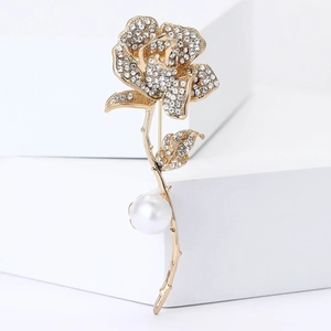 Eleganter Gold-Rosen-Anstecknadel mit Strasssteinen und einer großen weißen Perle