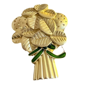 Broche bouquet de feuilles dorées mates avec ruban en émail vert sur fond blanc
