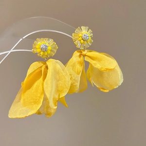 Boucles d'oreilles fleurs en tissu jaune avec perles tissées pour un style de vacances doux