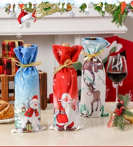 Dettaglio copribottiglie di Natale con motivi festivi di Babbo Natale, pupazzo e renna
