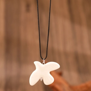 Collier avec pendentif colombe blanche artistique et cordon noir de style minimaliste