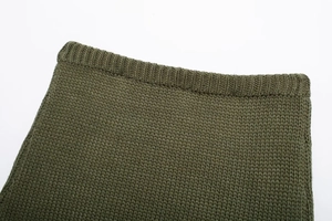 Dettaglio del maglione a maglia verde militare con colletto a costine e trama fine