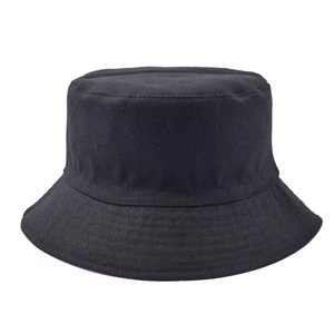 Détail d'un chapeau bob réversible noir montrant la toile durable et les coutures du bord