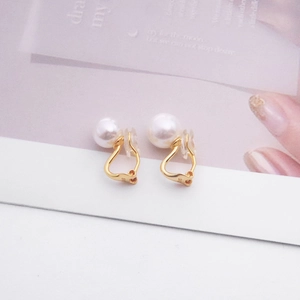 Detailaufnahme von S925 Sterlingsilber Herz-Ohrclips mit Perlen für Damen ohne Ohrlöcher