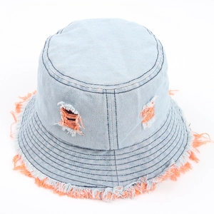 Cappello a secchiello in denim celeste con dettagli strappati arancioni e bordi sfrangiati
