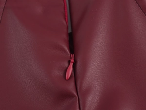 Detail van de rits en bordeauxrode PU-leertextuur op de mouwloze jurk van hoge kwaliteit