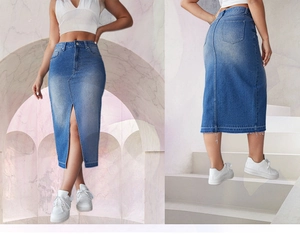 Détails de la jupe longue en jean bleu taille haute avec fente frontale et bord brut