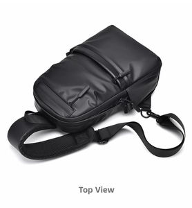 Draufsicht der wasserabweisenden Brusttasche mit Hauptfach und atmungsaktivem Gurt