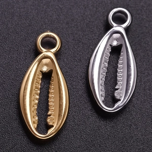 Détail macro de pendentifs coquillages en or et argent avec finition métallique texturée