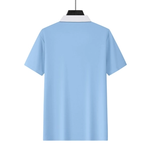 Detailansicht der Rückseite eines hellblauen Herren-Poloshirts mit weißem Kragen und Textur