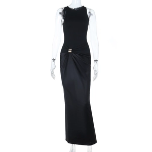 Détail de la robe satinée avec boucles métalliques à la taille et tissu noir plissé