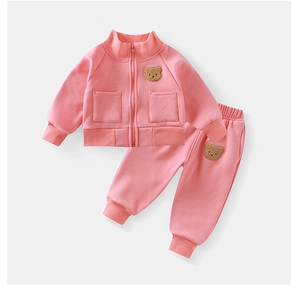 Dettaglio della tuta sportiva rosa per bambini con ricamo a forma di orsetto in pile