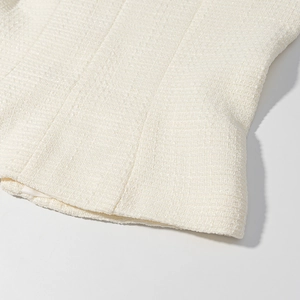 Dettaglio della trama del tessuto in tweed bianco con motivo a trama sull'orlo