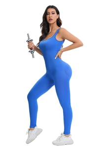 Détail d'un body bleu côtelé montrant le tissu extensible et le design sans couture