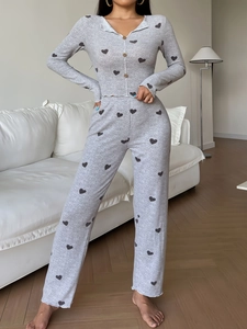 Détail de l'ensemble de nuit gris à cœurs avec tissu en maille douce et confortable