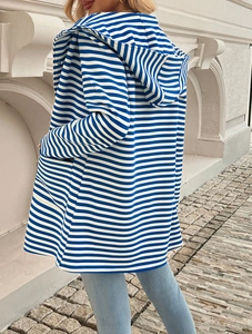 Vista posteriore all'aperto di un cardigan casual a righe blu e bianche con cappuccio