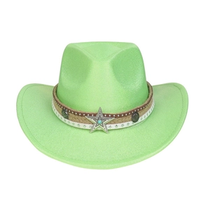Détail du bandeau de chapeau de cowboy vert avec rivets étoiles et perle turquoise