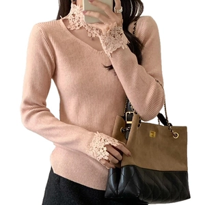 Pull en maille rose ajusté avec bordures en dentelle au col en V et aux poignets