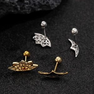 Orecchini gotici a forma di loto e luna in oro e argento su roccia lavica scura